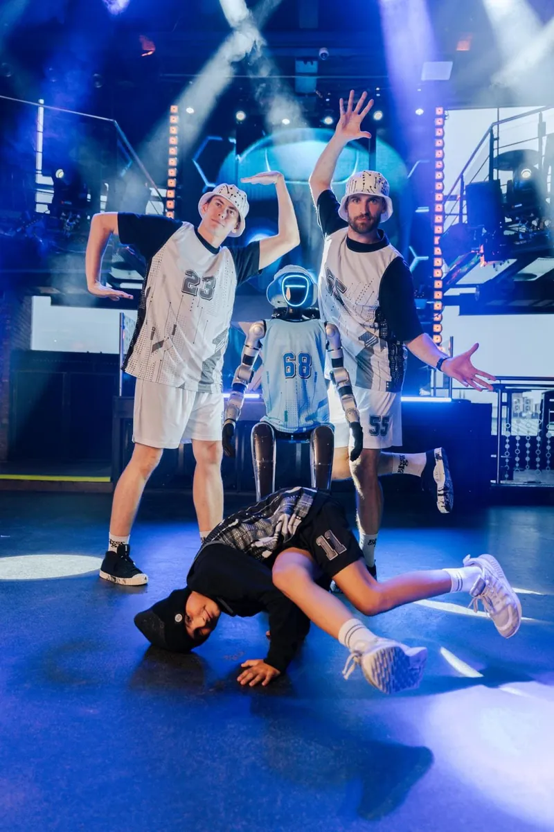 Taneční show ROBOrevue s humanoidními roboty a tanečníky