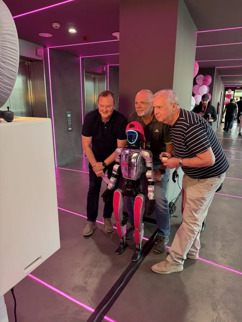 Humanoidní robot ROBOTio s hosty konference T-Mobile